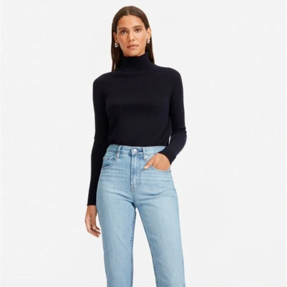 Everlane The Cheeky Jean in Sky Blue - Picture 4 of 12